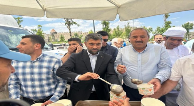  Ak Parti Erzurum İl Teşkilatı aşure dağıttı